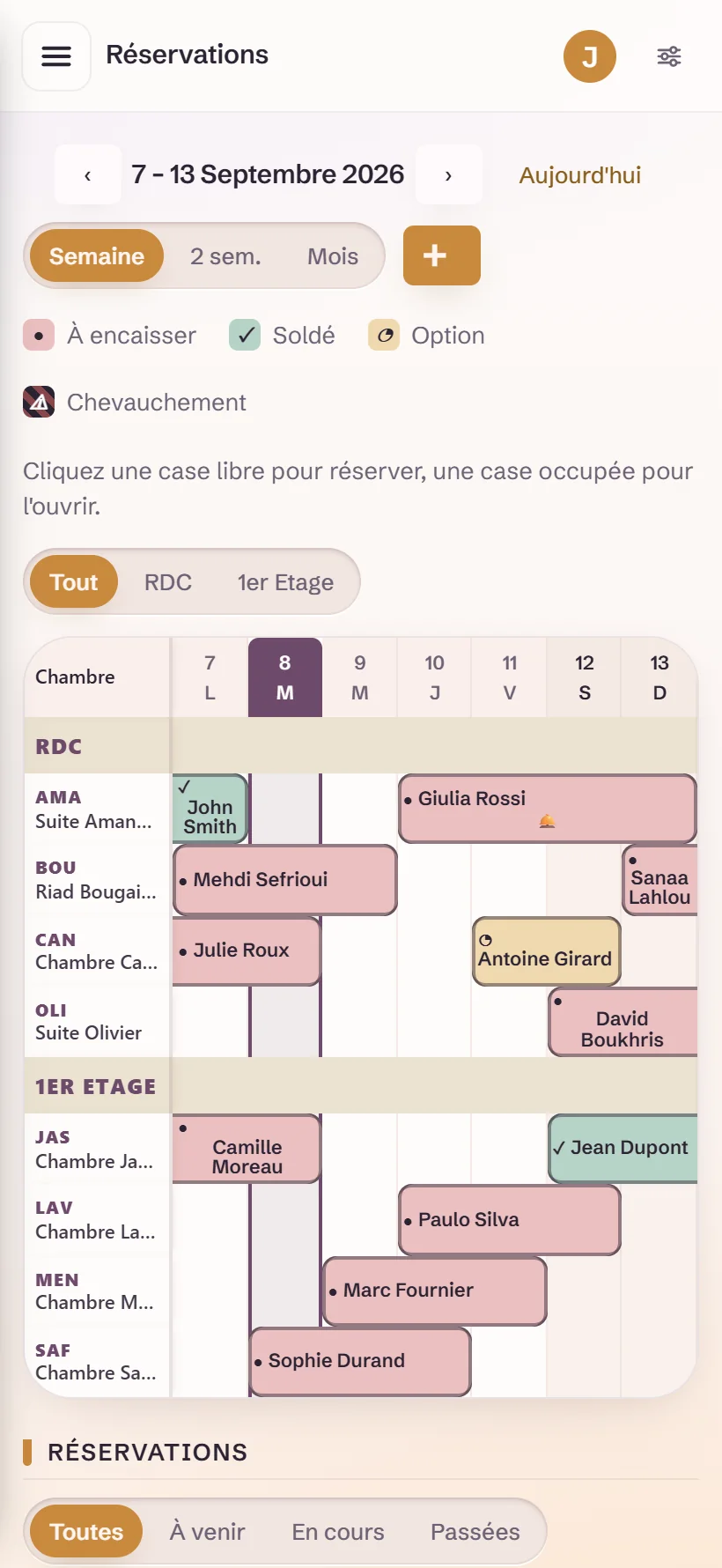 Le planning de DYAFA sur téléphone, en vue Semaine : la semaine du 7 au 13 septembre 2026, les chambres en lignes, les séjours en barres nommées. Sur la ligne BOU — Riad Bougainville, la barre « Mehdi Sefrioui ».