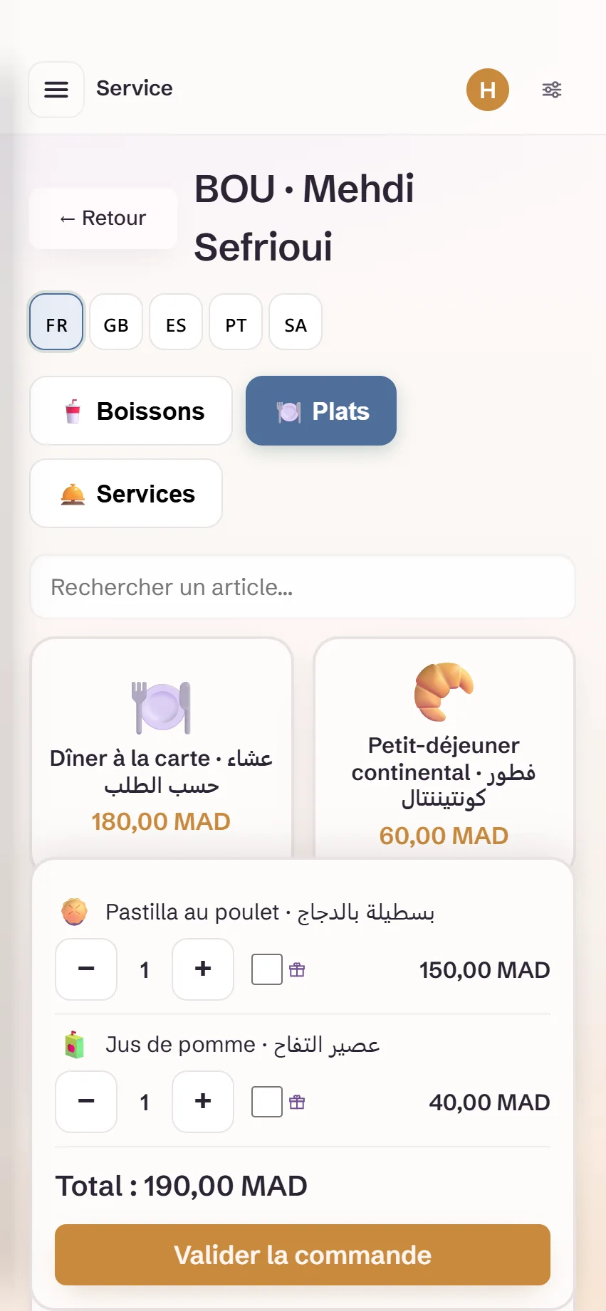 La prise de commande de DYAFA en français : les boissons en grandes tuiles avec leur emoji et leur prix en dirhams, et le panier en bas.