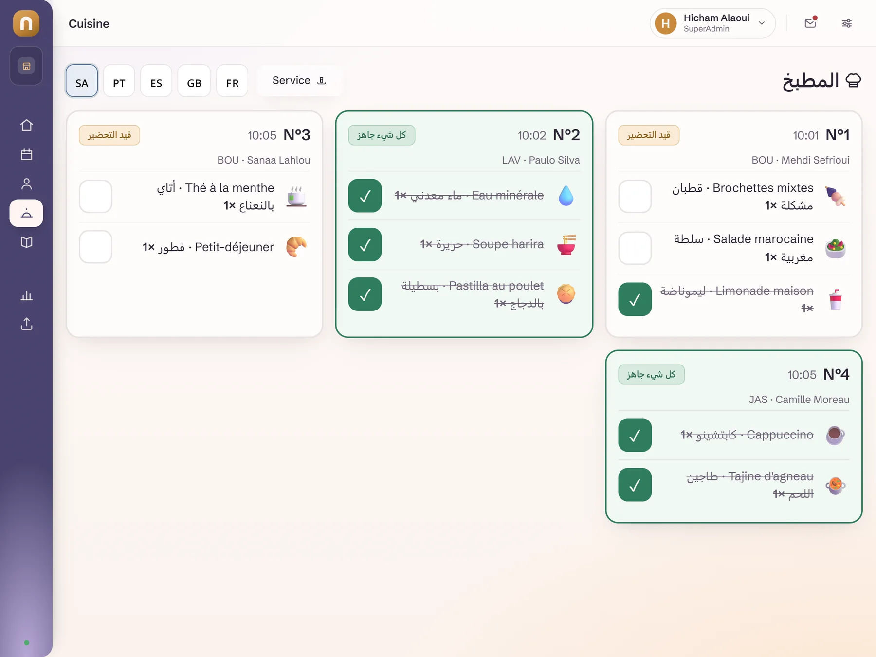 L’écran de cuisine de DYAFA sur tablette, en arabe : les commandes en cours côte à côte, chaque ligne cochée quand le plat est prêt.